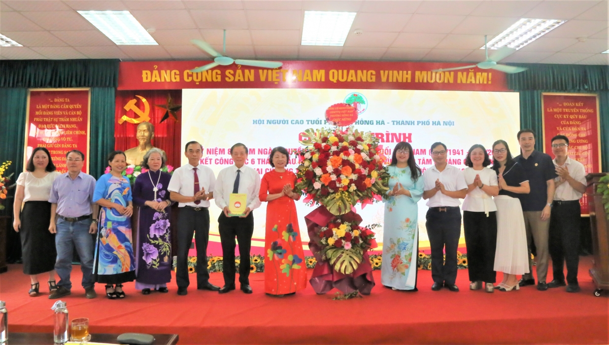 Lãnh đạo phường Hồng Hà tặng hoa chúc mừng Hội nghị Lãnh đạo phường Hồng Hà tặng hoa chúc mừng Hội nghị