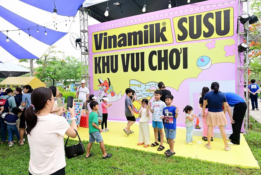 Khu vui chơi của Vinamilk với các trò chơi thú vị và những phần quà đáng yêu đặc biệt thu hút phụ huynh và các bé. Ảnh: Vi Nam