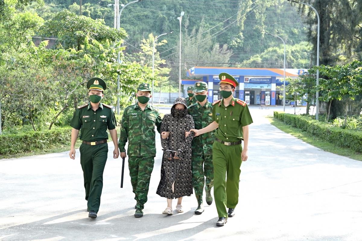 Lực lượng đánh án dẫn giải đối tượng và tang vật về Ban Chỉ huy Bộ đội Biên phòng cửa khẩu cảng Nghi Sơn, điều tra, xử lý theo quy định