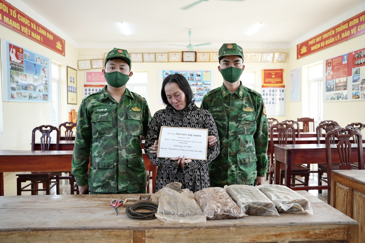 Đối tượng Nguyễn Thi Thơm, cùng tang vật trong Chuyên án TH526 của Bộ đội Biên phòng tỉnh Thanh Hóa của