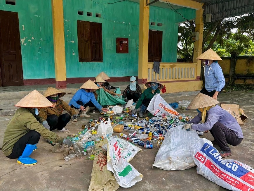 NCT thôn Đại Bình gom rác thải nhựa với phong trào biến rác thành tiền để bảo vệ môi trường.