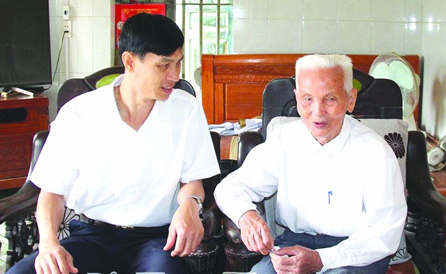 CCB Nguyễn Cao Nguyên (xã Quỳnh Phụ) ôn lại kỷ niệm tham gia Chiến dịch Điện Biên Phủ. CCB Nguyễn Cao Nguyên (xã Quỳnh Phụ) ôn lại kỷ niệm tham gia Chiến dịch Điện Biên Phủ.