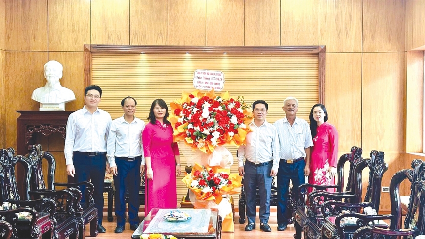1-Ông Trương Xuân Hòa, (thứ 2 bên phải) Giám  Công ty TNHH Thương mại Xuân Hòa tặng hoa chúc mừng lãnh đạo phườnsg Thục Phán sau khi thực hiện mô hình chính quyền địa phươn