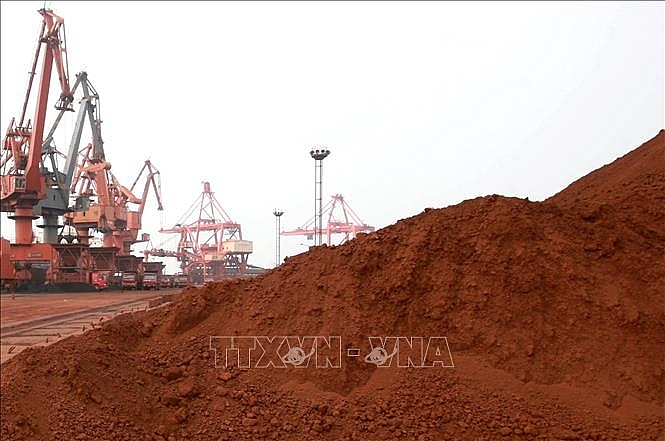 Đất hiếm chuẩn bị được đưa đi xuất khẩu tại Liên Vân Cảng,  tỉnh Giang Tô, Trung Quốc.                        Ảnh tư liệu: AFP/TTXVN