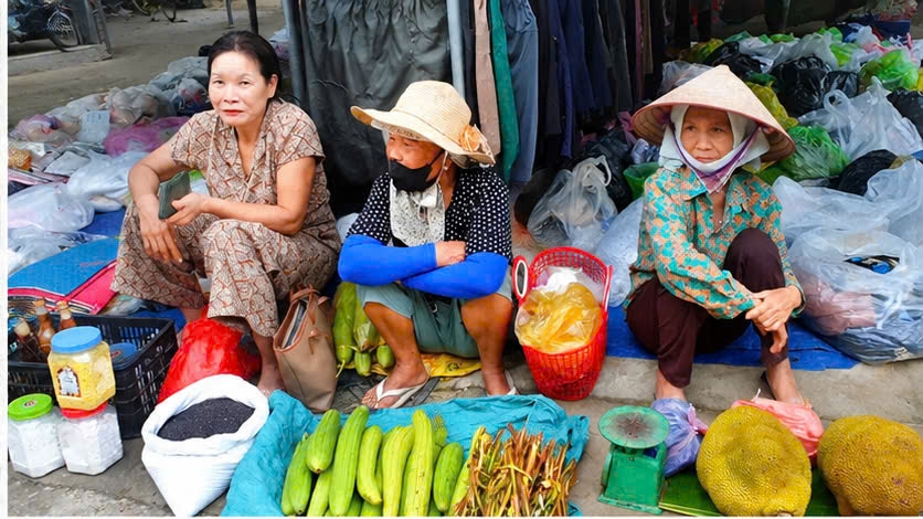 Từ bó rau hay các sản vật trong vườn được mọi người thu hái và mang chợ bán