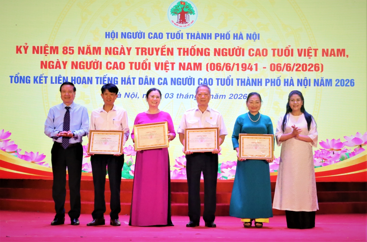 Trao thưởng cho các tiết mcuj ấn tượng Trao thưởng cho các tiết mcuj ấn tượng