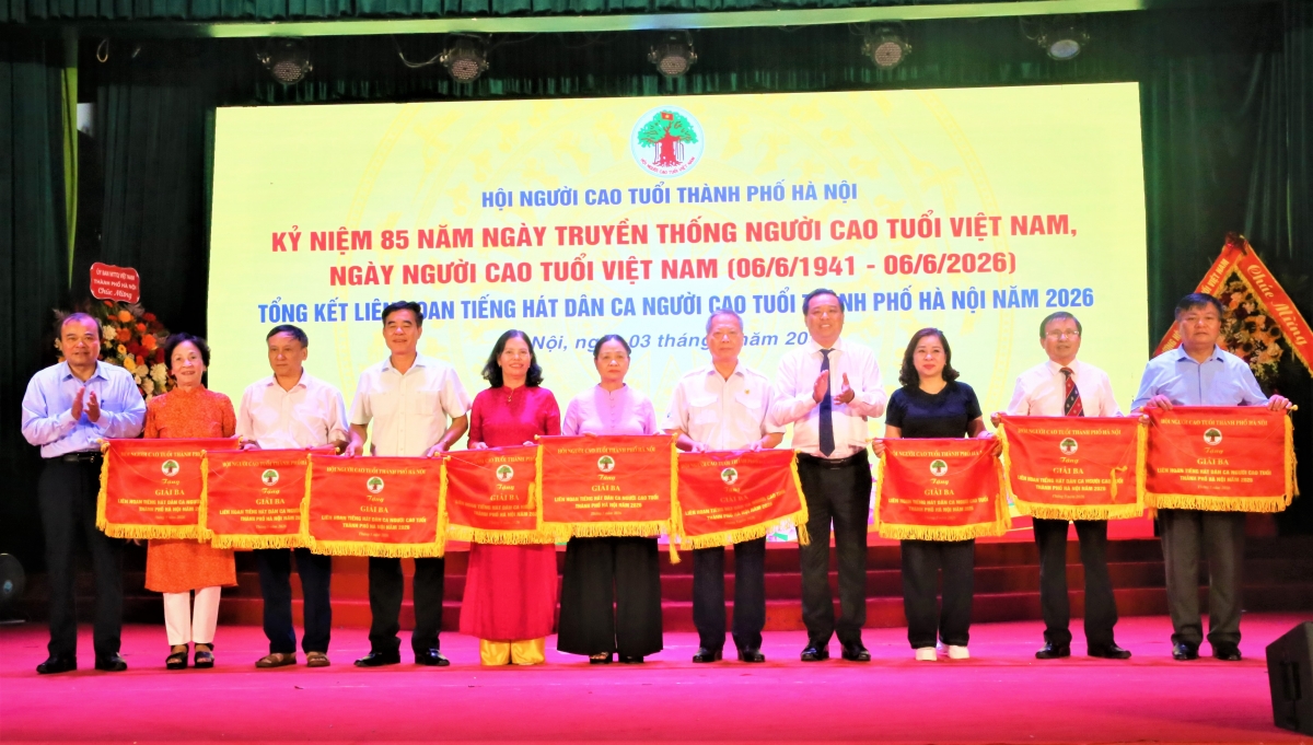 Ban tổ chức trao thưởng cho các Đoàn đoạt giải Ba Ban tổ chức trao thưởng cho các Đoàn đoạt giải Ba