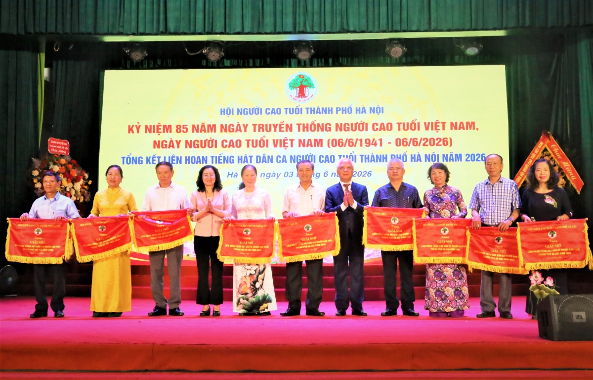 Ban tổ chức trao thưởng cho các Đoàn đoạt giải Nhì Ban tổ chức trao thưởng cho các Đoàn đoạt giải Nhì