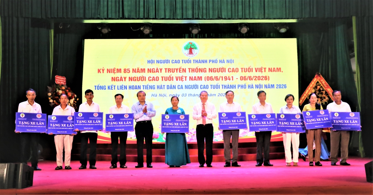 Hội NCT TP Hà Nội trao 10 xe lăn cho NCT hoàn cảnh khó khăn Hội NCT TP Hà Nội trao 10 xe lăn cho NCT hoàn cảnh khó khăn