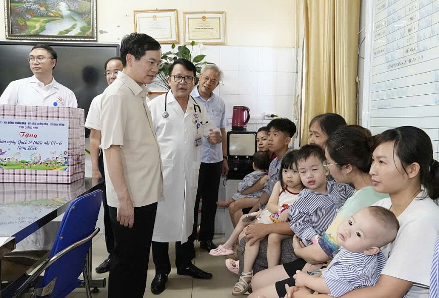    Đồng chí Vũ Quyết Tiến, Phó Bí thư Tỉnh ủy, Chủ tịch Ủy ban MTTQ tỉnh đến thăm hỏi, tặng quà các bệnh nhi đang điều trị tại Bệnh viện Đa khoa tỉnh.(Ảnh: Sở VH-TT và DL).