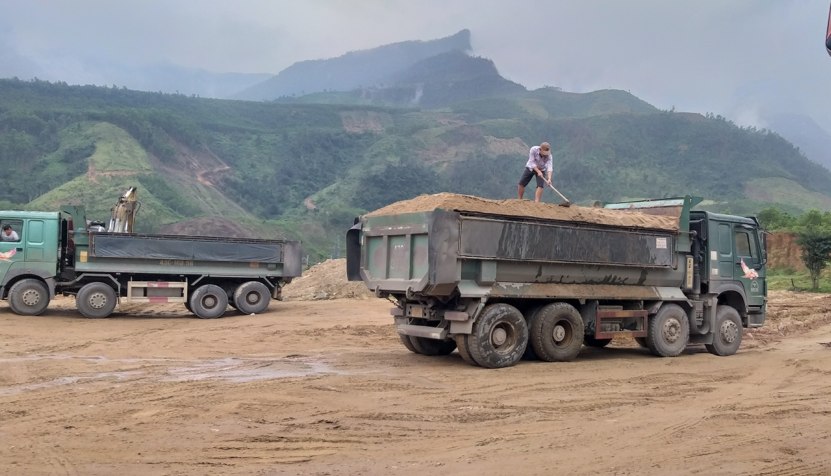Những bất cập trong khai thác cát trên sông Vu Gia và xe chở cát trọng tải lớn Những bất cập trong khai thác cát trên sông Vu Gia và xe chở cát trọng tải lớn
