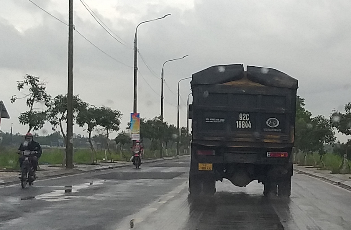 Những bất cập trong khai thác cát trên sông Vu Gia và xe chở cát trọng tải lớn Những bất cập trong khai thác cát trên sông Vu Gia và xe chở cát trọng tải lớn
