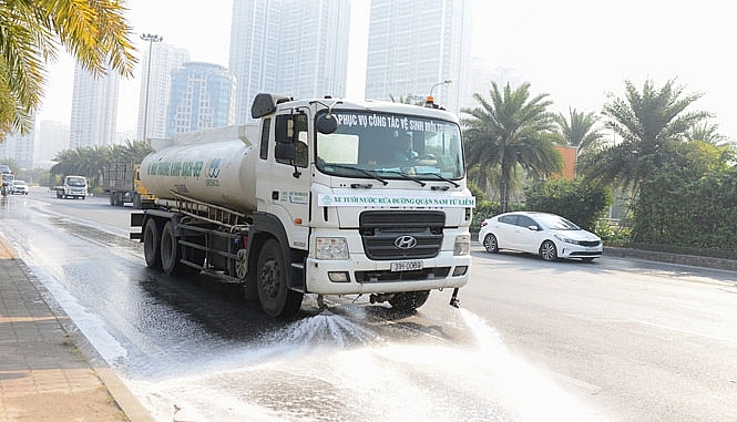 Chi nhánh Cầu Diễn thực hiện rửa đường tại các tuyến phố chính quận Nam Từ Liêm.
