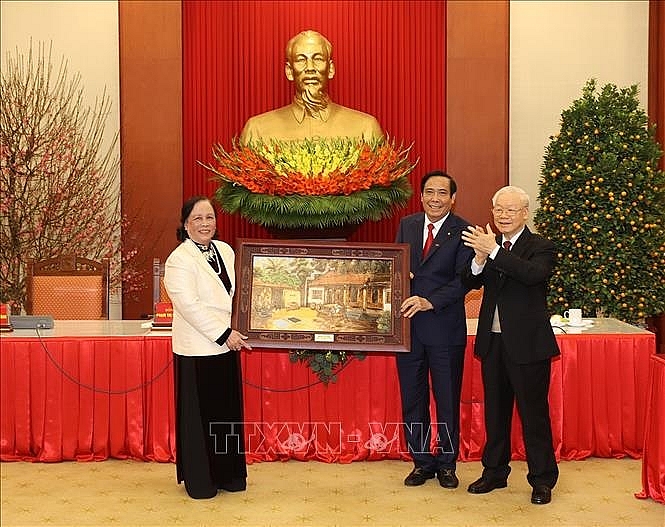 Tổng Bí thư Nguyễn Phú Trọng tặng Hội Người cao tuổi Việt Nam bức tranh gốm. Ảnh: Trí Dũng/TTXVN