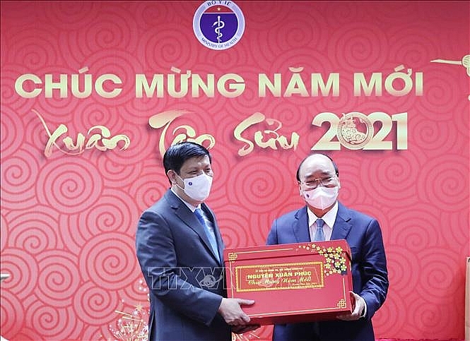 Thủ tướng Nguyễn Xuân Phúc tặng quà Tết cho Bộ Y tế. Ảnh: Thống Nhất/TTXVN