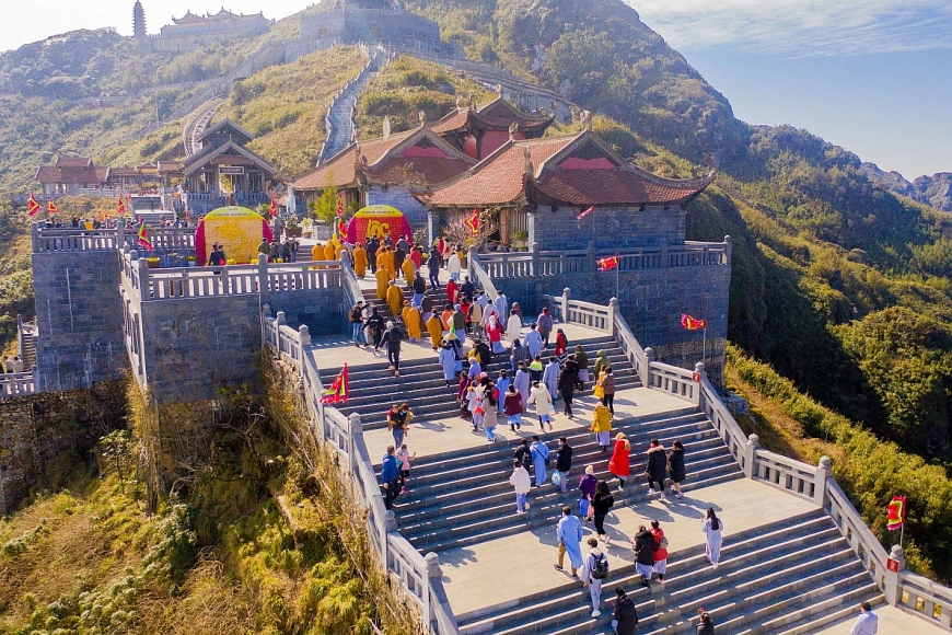 Đầu năm: Phật tử và du khách hoan hỉ tìm về Fansipan bái Phật, cầu an