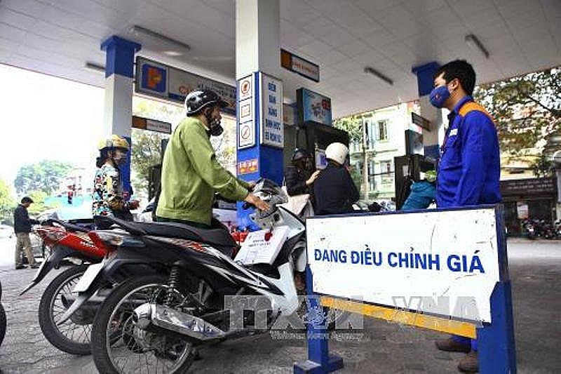 Xăng, dầu tăng giá từ 15 giờ ngày 11/2. Ảnh: TTXVN. Xăng, dầu tăng giá từ 15 giờ ngày 11/2. Ảnh: TTXVN.