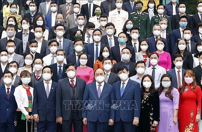 Chủ tịch nước Nguyễn Xuân Phúc cùng Đoàn đại biểu cán bộ y tế tiêu biểu toàn quốc. Ảnh: Thống Nhất/TTXVN Chủ tịch nước Nguyễn Xuân Phúc cùng Đoàn đại biểu cán bộ y tế tiêu biểu toàn quốc. Ảnh: Thống Nhất/TTXVN