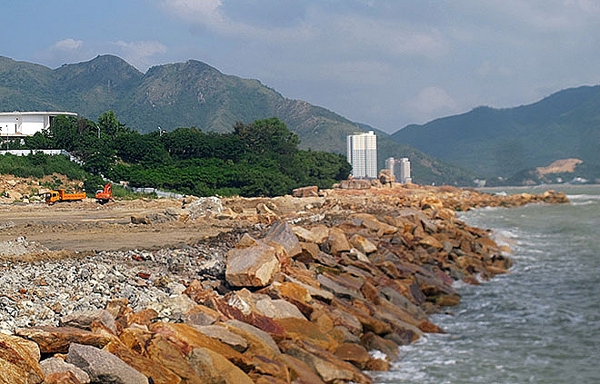 Hiện trường san lấp đất đá lấn vịnh biển Nha Trang trái phép tại dự án Nha Trang Sao
