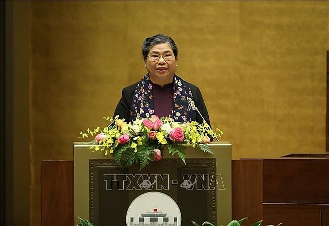 Phó Chủ tịch Quốc hội Tòng Thị Phóng trình bày Tờ trình đề nghị Quốc hội miễn nhiệm Chủ tịch Quốc hội, Chủ tịch Hội đồng bầu cử quốc gia. Ảnh: TTXVN