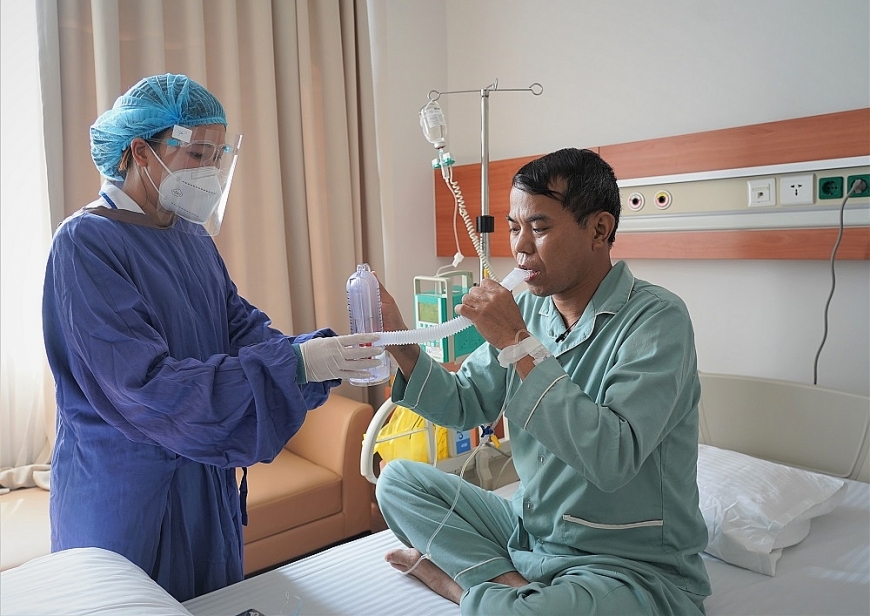 Chỉ 1 ngày sau ca ghép gan kéo hơn 7 tiếng, anh Nguyễn Bá Thắng đã khỏe khoắn và bắt đầu tập luyện phục hồi chức năng