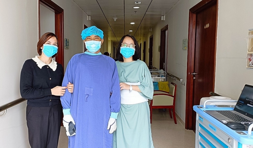 Cháu Nguyễn Thị Thùy Linh - con gái và là người cho bố gan (thứ 2 từ trái sang) dù hiến tối đa trọng lượng gan cho phép cũng đã nhanh chóng hồi phục và trở lại sinh hoạt học tập bình thường. (Ảnh: Gia đình cung cấp)