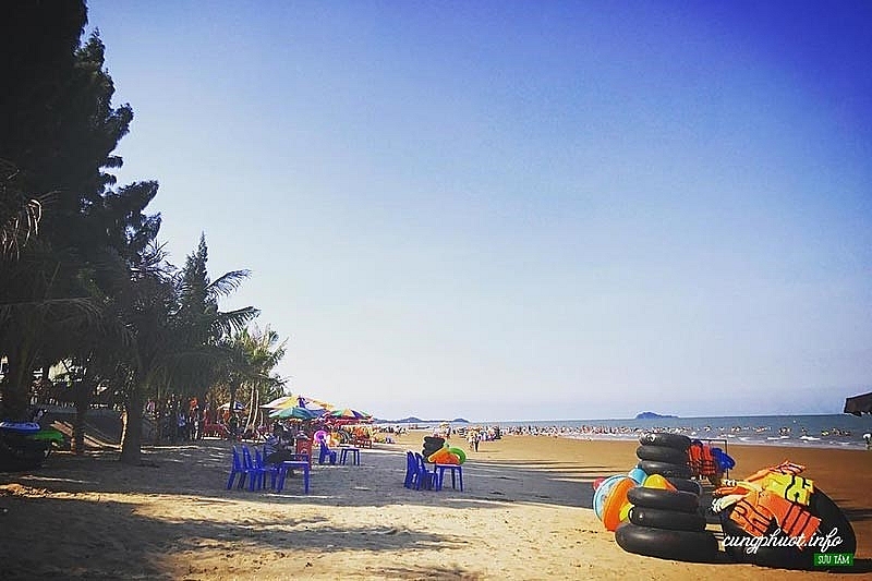 Dịch vụ tại bãi biển còn thưa thớt, nhỏ lẻ (Ảnh: CungPhuot) Dịch vụ tại bãi biển còn thưa thớt, nhỏ lẻ (Ảnh: CungPhuot)