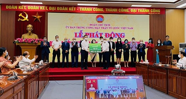 Đại diện Ban lãnh đạo Vietcombank, đồng chí Phạm Quang Dũng - Ủy viên BCH Đảng bộ Khối DNTW, Phó Bí thư Đảng ủy, Tổng giám đốc (bên trái) trao kinh phí ủng hộ phòng chống dịch COVID-19 cho đại diện Ủy ban Trung ương MTTQ Việt Nam Đại diện Ban lãnh đạo Vietcombank, đồng chí Phạm Quang Dũng - Ủy viên BCH Đảng bộ Khối DNTW, Phó Bí thư Đảng ủy, Tổng giám đốc (bên trái) trao kinh phí ủng hộ phòng chống dịch COVID-19 cho đại diện Ủy ban Trung ương MTTQ Việt Nam