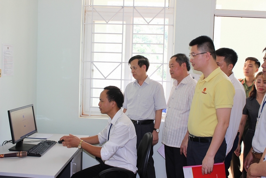 Ông Lý Minh Tuấn – Giám đốc Quỹ Thiện Tâm (thuộc Tập đoàn Vingroup) trực tiếp kiểm tra công tác vận hành hệ thống loa phát thanh hiện đại 1305 a3