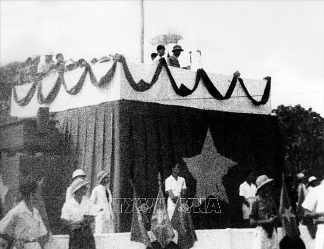  Ngày 2/9/1945, tại Quảng trường Ba Đình lịch sử, Chủ tịch Hồ Chí Minh đọc Tuyên ngôn Độc lập, khai sinh nước Việt Nam Dân chủ Cộng hòa - Nhà nước công nông đầu tiên ở Đông Nam Á; chấm dứt chế độ quân chủ phong kiến ở Việt Nam; kết thúc hơn hơn 80 năm nhân dân ta dưới ách đô hộ của thực dân, phát xít. Nhân dân Việt Nam từ thân phận nô lệ trở thành người dân một nước độc lập, làm chủ vận mệnh của mình. Ảnh: Tư liệu TTXVN