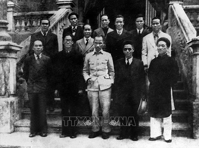  Chủ tịch Hồ Chí Minh và các thành viên Hội đồng Chính phủ lâm thời nước Việt Nam Dân chủ Cộng hoà ra mắt sau phiên họp đầu tiên, sáng 3/9/1945. Tại phiên họp này, Chủ tịch Hồ Chí Minh đã đặt vấn đề về sự cần thiết phải có một bản Hiến pháp dân chủ cho nước Việt Nam. Ảnh: TTXVN