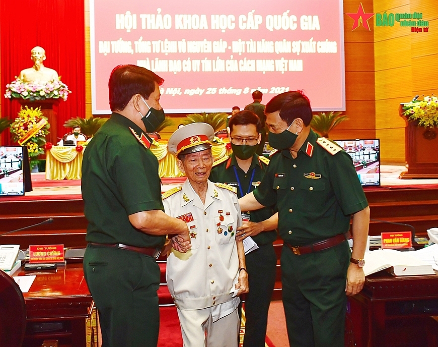 Lãnh đạo Bộ Quốc phòng trân trọng ý kiến tham luận của Đại tá Nguyễn Bội Giong tại hội thảo. 