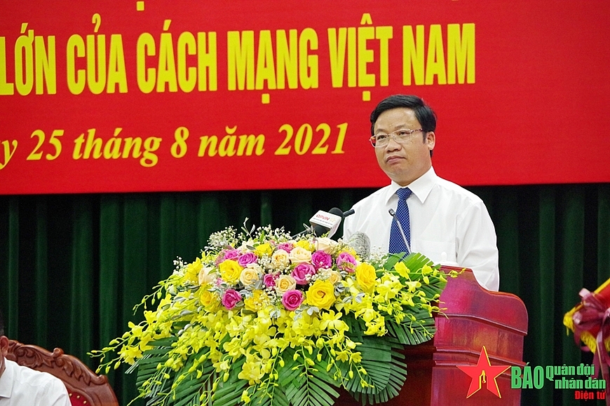 TS Cao Văn Định, Trưởng ban Tuyên giáo Tỉnh ủy Quảng Bình phát biểu tại hội thảo. Ảnh: Minh Tú.