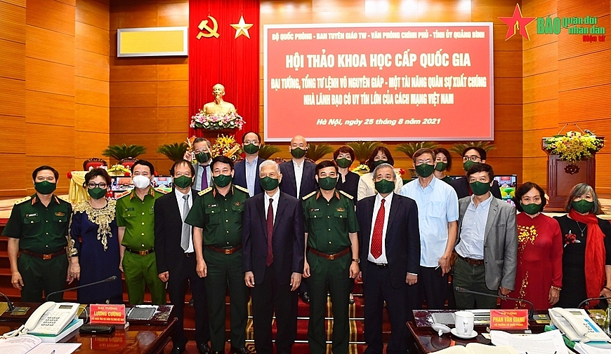Bộ trưởng Phan Văn Giang cùng lãnh đạo BQP và các đại biểu chụp ảnh cùng gia đình Đại tướng Võ Nguyên Giáp. Ảnh: Tuấn Huy 