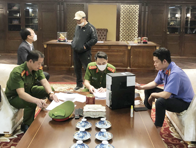Cơ quan CSĐT Bộ Công an khám xét đối với đối tượng trong vụ án. Cơ quan CSĐT Bộ Công an khám xét đối với đối tượng trong vụ án.