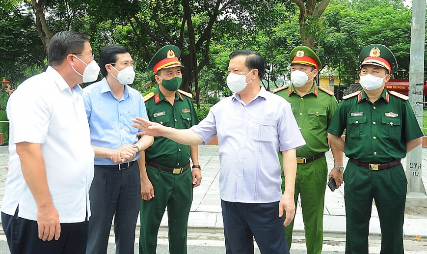 Bí thư Thành ủy Hà Nội Đinh Tiến Dũng kiểm tra công tác phòng, chống dịch Covid-19 trên địa bàn quận Hoàng Mai. Ảnh: Viết Thành Bí thư Thành ủy Hà Nội Đinh Tiến Dũng kiểm tra công tác phòng, chống dịch Covid-19 trên địa bàn quận Hoàng Mai. Ảnh: Viết Thành