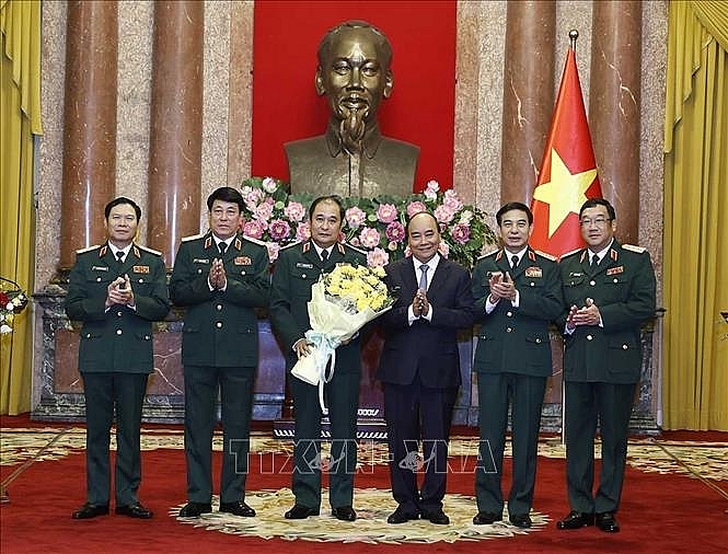 Chủ tịch nước Nguyễn Xuân Phúc và lãnh đạo Bộ Quốc phòng chúc mừng Thượng tướng Phùng Sĩ Tấn.
