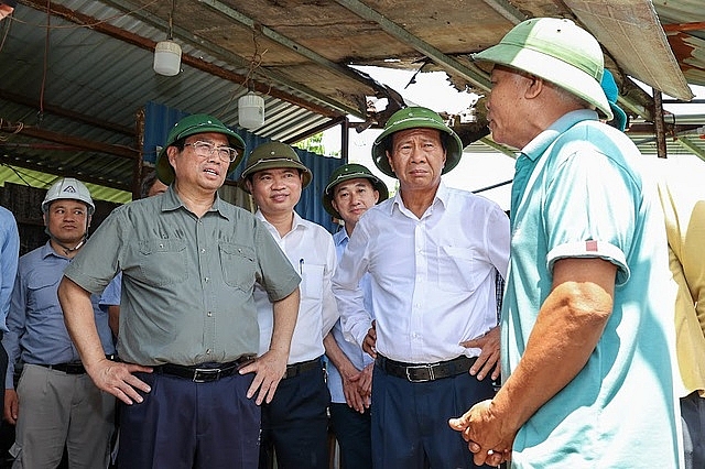 Được Thủ tướng Phạm Minh Chính hỏi, ông Nguyễn Hữu Thuận, người trông coi kho vật tư công trình xây dựng cơ sở 2 Bệnh viện Việt Đức từ năm 2015 cho biết nhiều người dân đi qua đây đều bày tỏ sốt ruột trước hiện trạng của dự án, trong khi nhu cầu khám chữa bệnh của người dân rất lớn, các bệnh viện lớn ở Trung ương đều quá tải - Ảnh: VGP/Nhật Bắc Được Thủ tướng Phạm Minh Chính hỏi, ông Nguyễn Hữu Thuận, người trông coi kho vật tư công trình xây dựng cơ sở 2 Bệnh viện Việt Đức từ năm 2015 cho biết nhiều người dân đi qua đây đều bày tỏ sốt ruột trước hiện trạng của dự án, trong khi nhu cầu khám chữa bệnh của người dân rất lớn, các bệnh viện lớn ở Trung ương đều quá tải - Ảnh: VGP/Nhật Bắc