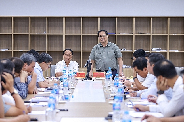 Thủ tướng làm việc với một số bộ, ngành và UBND tỉnh Hà Nam về các dự án sau khi kiểm tra, khảo sát thực địa. Ảnh VGP/Nhật Bắc Thủ tướng làm việc với một số bộ, ngành và UBND tỉnh Hà Nam về các dự án sau khi kiểm tra, khảo sát thực địa. Ảnh VGP/Nhật Bắc