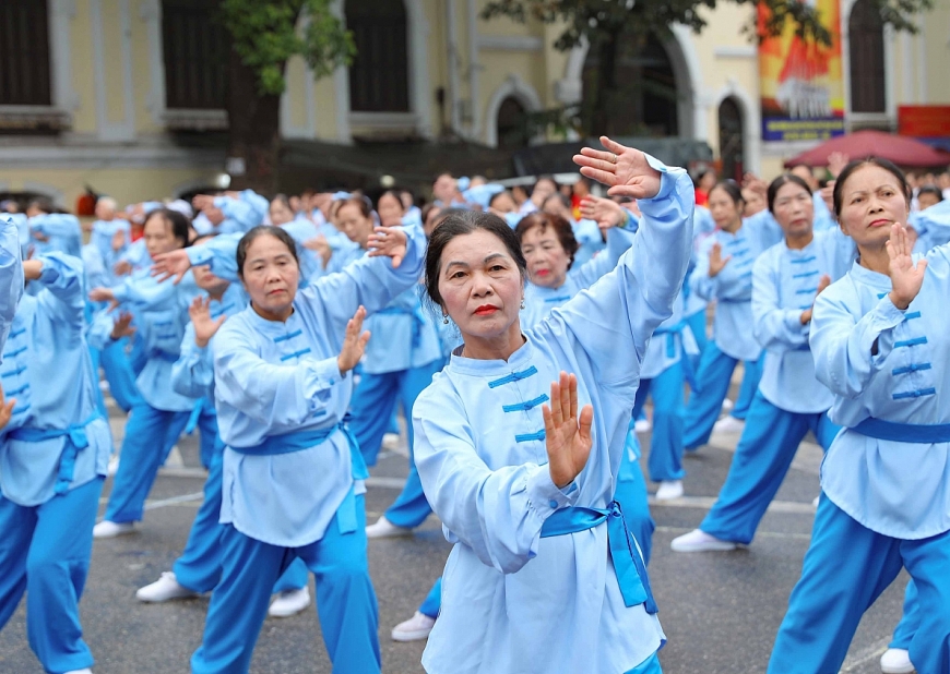Vinamilk đồng hành cùng hàng ngàn người cao tuổi đồng diễn thể dục dưỡng sinh tại Hà Nội
