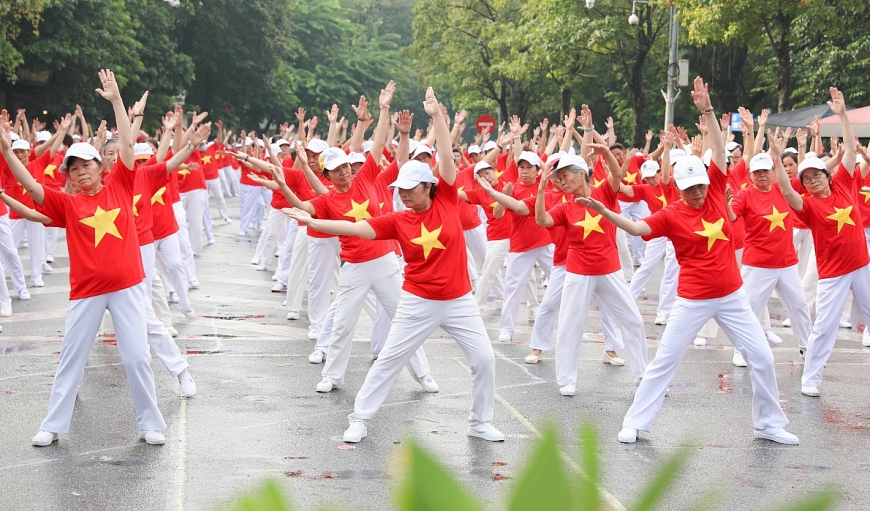 Vinamilk đồng hành cùng hàng ngàn người cao tuổi đồng diễn thể dục dưỡng sinh tại Hà Nội