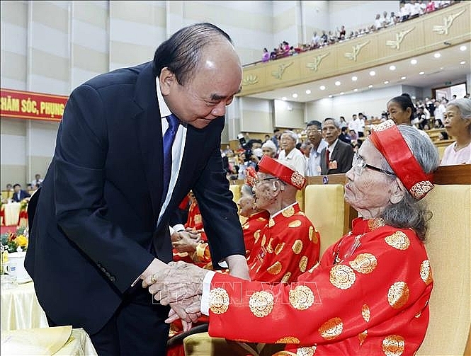 Chủ tịch nước Nguyễn Xuân Phúc hỏi thăm các cụ cao tuổi tại buổi lễ. Ảnh: Thống Nhất/TTXVN
