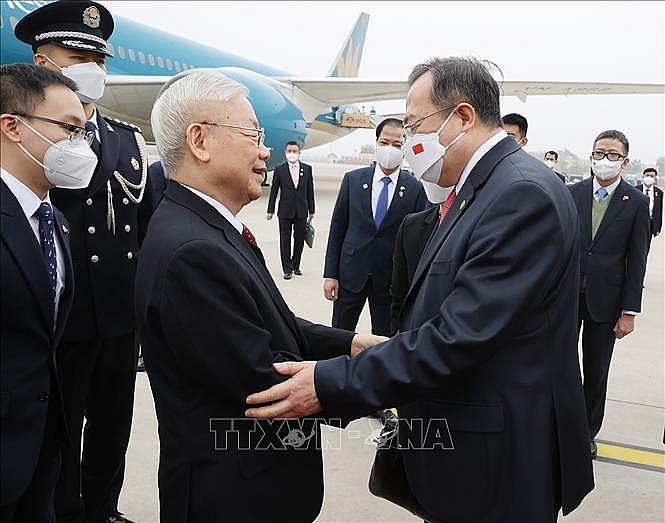 Đồng chí Lưu Kiến Siêu, Ủy viên Trung ương Đảng, Trưởng Ban Liên lạc Đối ngoại Trung ương Đảng Cộng sản Trung Quốc đón Tổng Bí thư Nguyễn Phú Trọng tại Sân bay Quốc tế Bắc Kinh. Ảnh: Trí Dũng/TTXVN