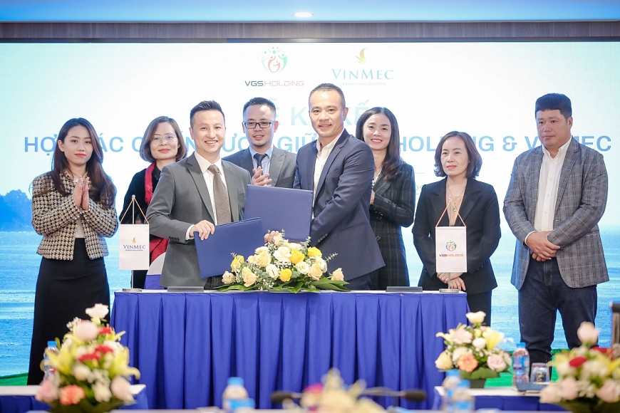  Ông Phạm Anh Đức – Phó tổng giám đốc Kinh doanh, Hệ thống Y tế Vinmec và ông Tôn Đức Sáu, Tổng giám đốc VGS Holding đại diện ký kết hợp tác chiến lược.