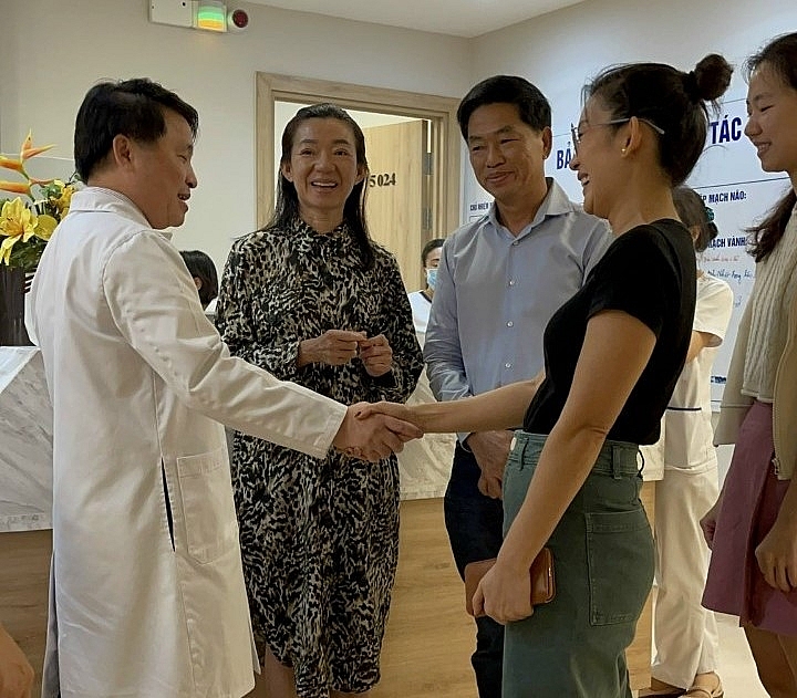 Trong ngày xuất viện, cả gia đình chị Somaly từ Campuchia sang Vinmec Đà Nẵng cảm ơn TS.BS Tôn Thất Trí Dũng và ekip đột quỵ đã cứu sống chị