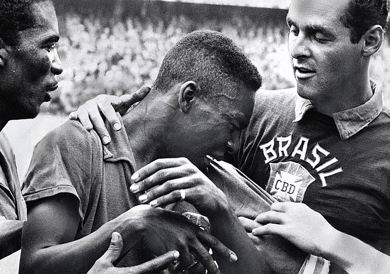 Chàng trai Pelé 17 tuổi bật khóc trên vai thủ môn Gilmar sau khi Brazil vô địch World Cup 1958. Ảnh: AFP