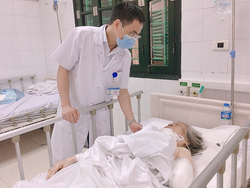 Hà Nội: Cụ bà 87 tuổi nguy kịch vì bị chó Bully nặng hơn 30 kg tấn công