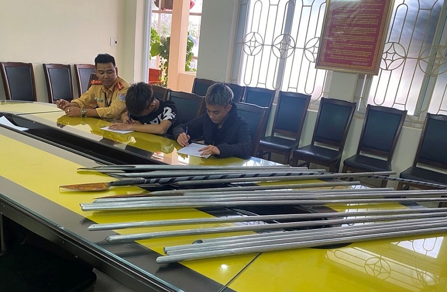 Các đối tượng cùng tang vật. Ảnh Công an Hải Phòng