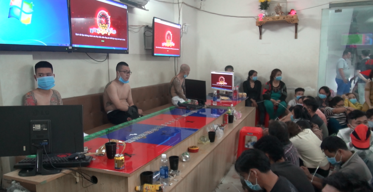 Các đối tượng tổ chức, tham gia đánh bạc tại hiện trường.