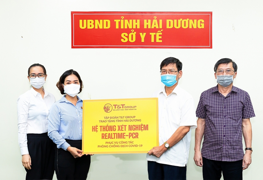 Đại diện Tập đoàn T&T Group (bên trái) trao tặng hệ thống máy xét nghiệm Realtime – PCR cho đại diện Sở Y tế Hải Dương (bên phải) 1806 trao tang he thong xet nghiem resize